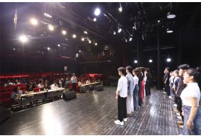老头大鸡巴操女人B日B高三年级表演专业举行阶段考试
